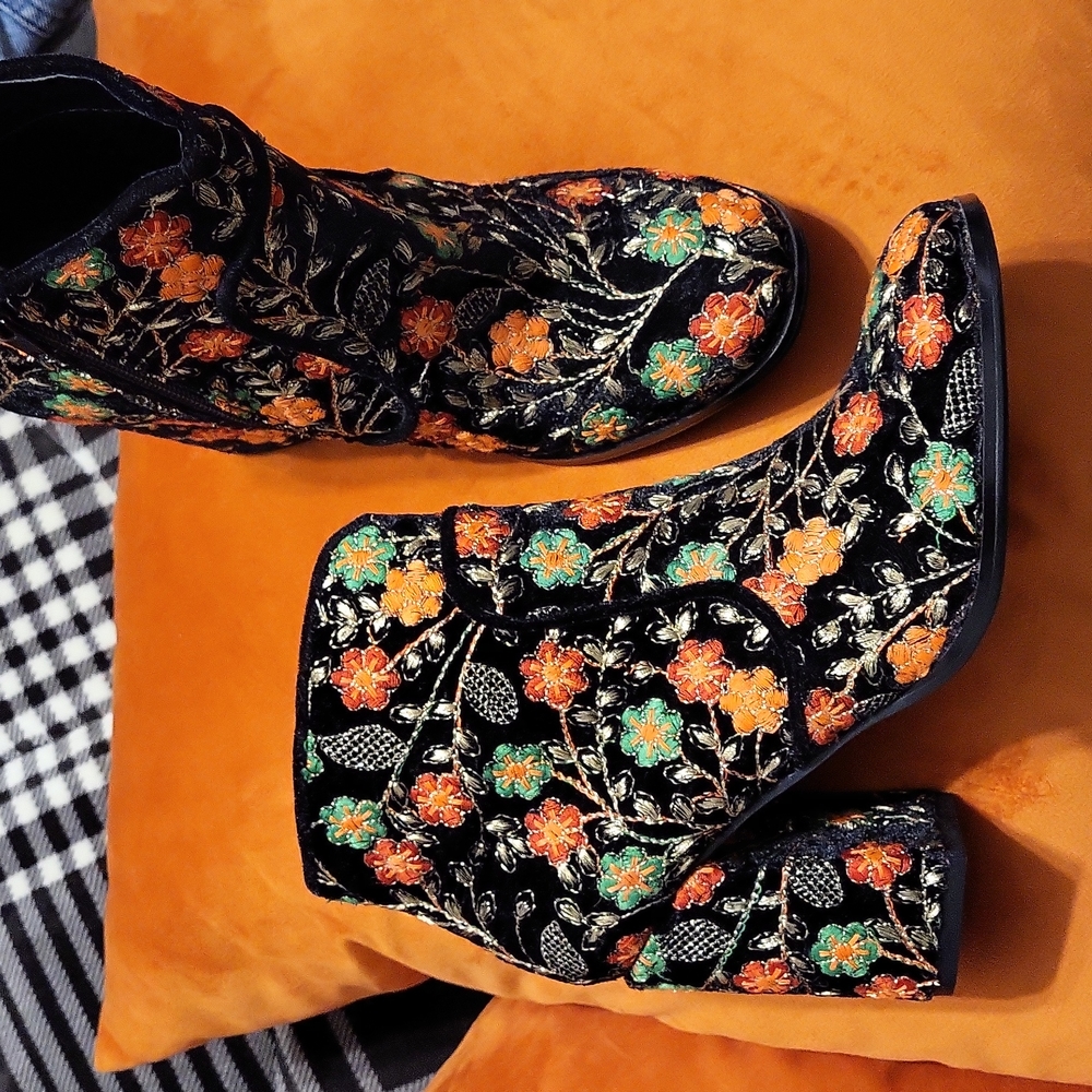 Fergie NWOT Telsa booties size 7